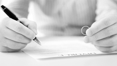 Man-with-marriage-ring-and-divorce-contract