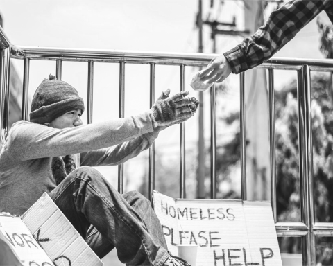 how-helping-others-helps-you